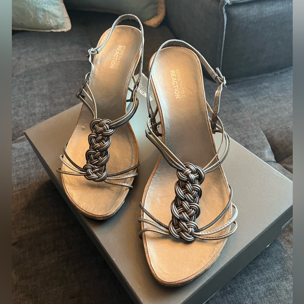 Kenneth Cole Reaction 9 1/2 pewter leather wedge sandals